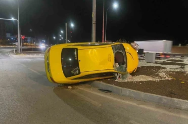 Kontrolden çıkan ticari taksi orta refüje devrildi 