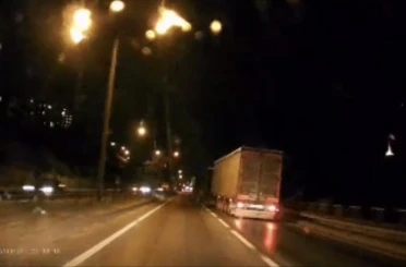 Kontrolden çıkan tır makasladı... O anlar kamerada 