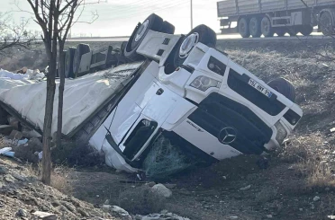 Kontrolden çıkan tır şarampole devrildi: 2 yaralı 