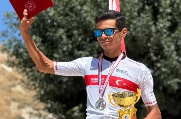 Konya Büyükşehir Belediyesporlu Ahmet Can Akpınar Türkiye Şampiyonu oldu