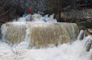Konya'da eriyen kar suları Göksu Nehri'ni coşturdu