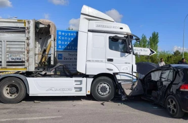 Konya’da TIR otomobille çarpıştı, sürücü sıkıştı