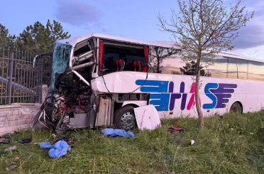 Konya’da yolcu otobüsü TIR’a çarptı!