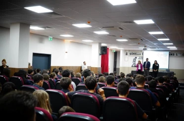 Konyaaltı Belediyesi okul kütüphanesine kitap bağışı yaptı 