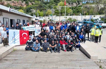 Konyaaltı Sahili’nde deniz dibi ve kıyı temizliği yapıldı 
