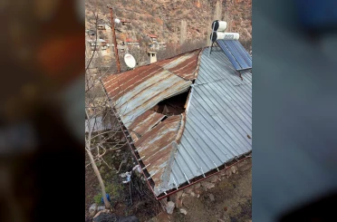 Konya’da dağdan kopan kaya parçası evin damına düştü 