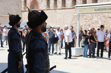 Konya’da Selçuklu Sultanlar Türbesi’nde saygı nöbeti değişimi 