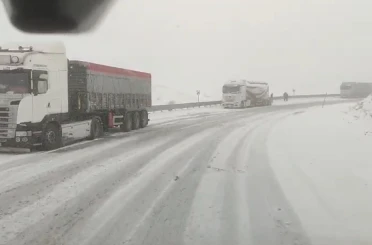 Kop Geçidi’nde kar ve tipi ulaşımı zorlaştırdı 