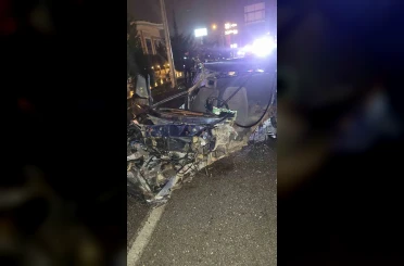 Köprü bariyerlerine çarparak parçalanan otomobilin sürücüsü hayatını kaybetti 