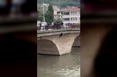 Köprüden nehre atlayan şahsı ekipler kurtardı: O anlar kamerada 