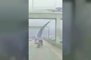 Köprüden sarkan reklam afişi motosikletliyi savurdu 