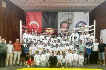 Körfez’de 45 karateci bir üst kuşağa terfi etti 