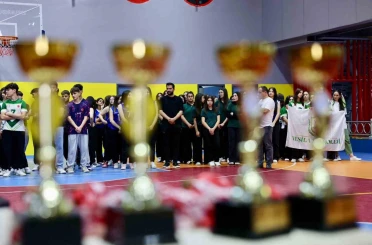 Körfez’de liseler arası voleybol turnuvasının şampiyonları kupalarını aldı 