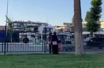 Korkuluğu aşıp trafiği tehlikeye attılar 