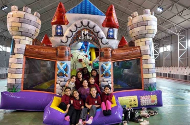 Köy çocukları için şişme oyun parkı kuruldu 
