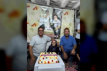 Köy halkı 101 yaşına giren kadına pasta kesti 