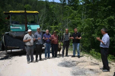 Köy yolları asfaltlanan vatandaşlar şükür kurbanı kesti 