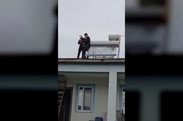 Köy ziyaretinde dikkat çeken anlar: Çatıda başlayan sohbet üyelikle sonuçlandı 