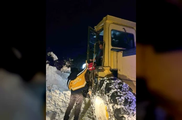 Köyde mahsur kalan çift 5 saatlik çalışma sonucu hastaneye sevk edildi 