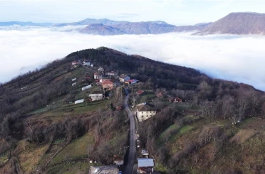 Köyü ve dağ eteklerini kaplayan sis denizi mest etti 