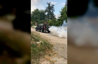 Köyündeki sinek sorununa bizzat kendisi el attı