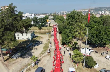 Kozan’da 106 metrelik bayrakla kurtuluş coşkusu 