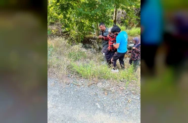 Kozan’da kayalıklardan düşen şahsı orman ekipleri kurtardı 