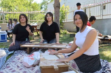 Kozan’da öğrenciler bahar şenliğinde şalvar giyip Adana sıkması pişirdi 