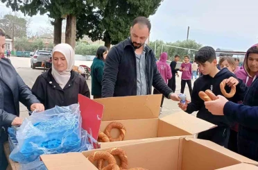 Kozan’da şehit aileleri ve gazilerden öğrencilere simit ikramı 