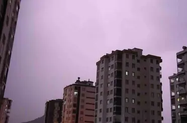 Kozan’da şimşekler geceyi aydınlattı
