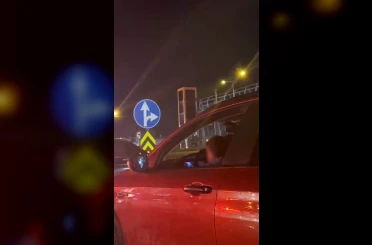 Kucağında çocukla araç kullanan sürücüye tepki yağdı 