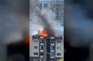Küçükçekmece’de 11 katlı binanın çatısında çıkan yangında can pazarı yaşandı 
