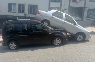Küçükçekmece’de akıl almaz kaza: Dik rampayı çıkmaya çalışırken kayan otomobil hafif ticari aracın üzerine çıktı 