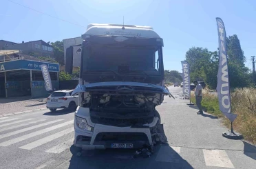 Küçükçekmece’de hafif ticari araç ile tır çarpıştı: 1 ağır yaralı 