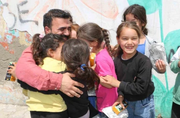 Küçükken hep ’bekledi’ şimdi çocuklara ücretsiz dağıtıyor 