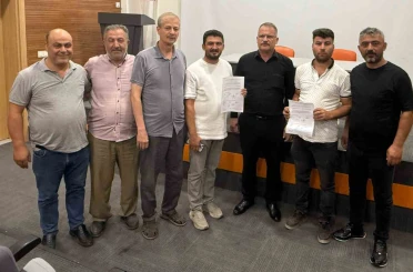 Kula’da Başkan Dönmez’in talimatıyla belediye salonu açılmayınca, komisyonlar dışarıda kaldı 