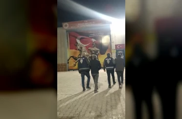 Kumlu’da otodan hırsızlık şüphelileri tutuklandı 