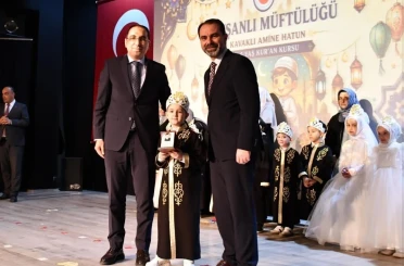 Kur’an kursunu başlarına taç takarak tamamladılar 