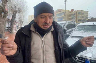 Kurduğu soba ile hem kendisini hem de vatandaşları ısıtıyor 