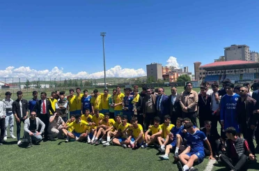 Kurtalan’da Liseler Arası Futbol Turnuvasının Şampiyonu Kayabağlar ÇPL oldu 