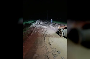 Kurtalan’da otomobil çamura saplandı 