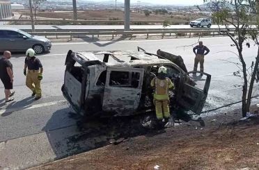 Kurtköy’de hafif ticari araç alev alev yandı 