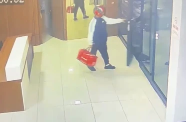 Kurye kılığıyla girdiler, silahla alıkoydular... Özel Harekat kapıları koçbaşıyla kırdı 