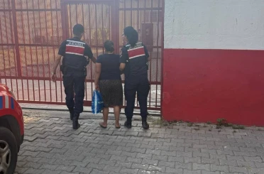 Kuşadası’nda 8 yıl 4 ay hapis cezası ile aranan kadın şahıs yakalandı 