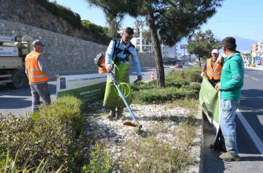 Kuşadası’nda bayram öncesi refüjler bakıma alındı 