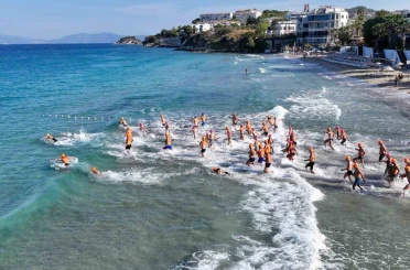 Kuşadası’nda kulaçlar otizmli çocuklar için atıldı 