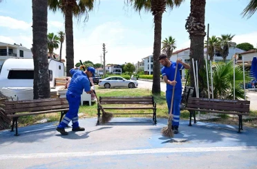 Kuşadası’nda sahil ve yürüyüş yollarında kapsamlı bakım çalışması 