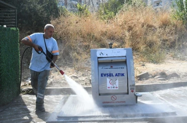 Kuşadası’nda temizlik mesaisi aralıksız sürüyor 