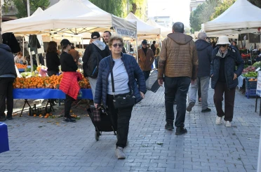 Kuşadası’nda Yerel Üretici Sergisi’nın tezgahları kışa özgü sebze ve meyvelerle doldu 