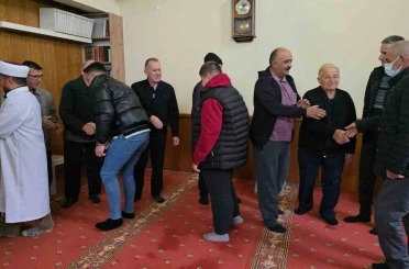 Küslerin barıştığı bayramlaşma halkası geleneği yaşatıldı 